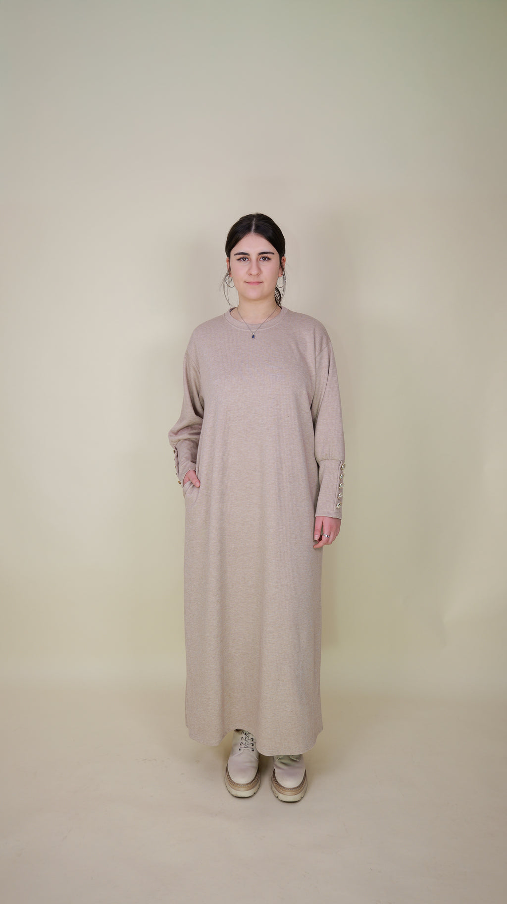 Kleid mit Goldknöpfen