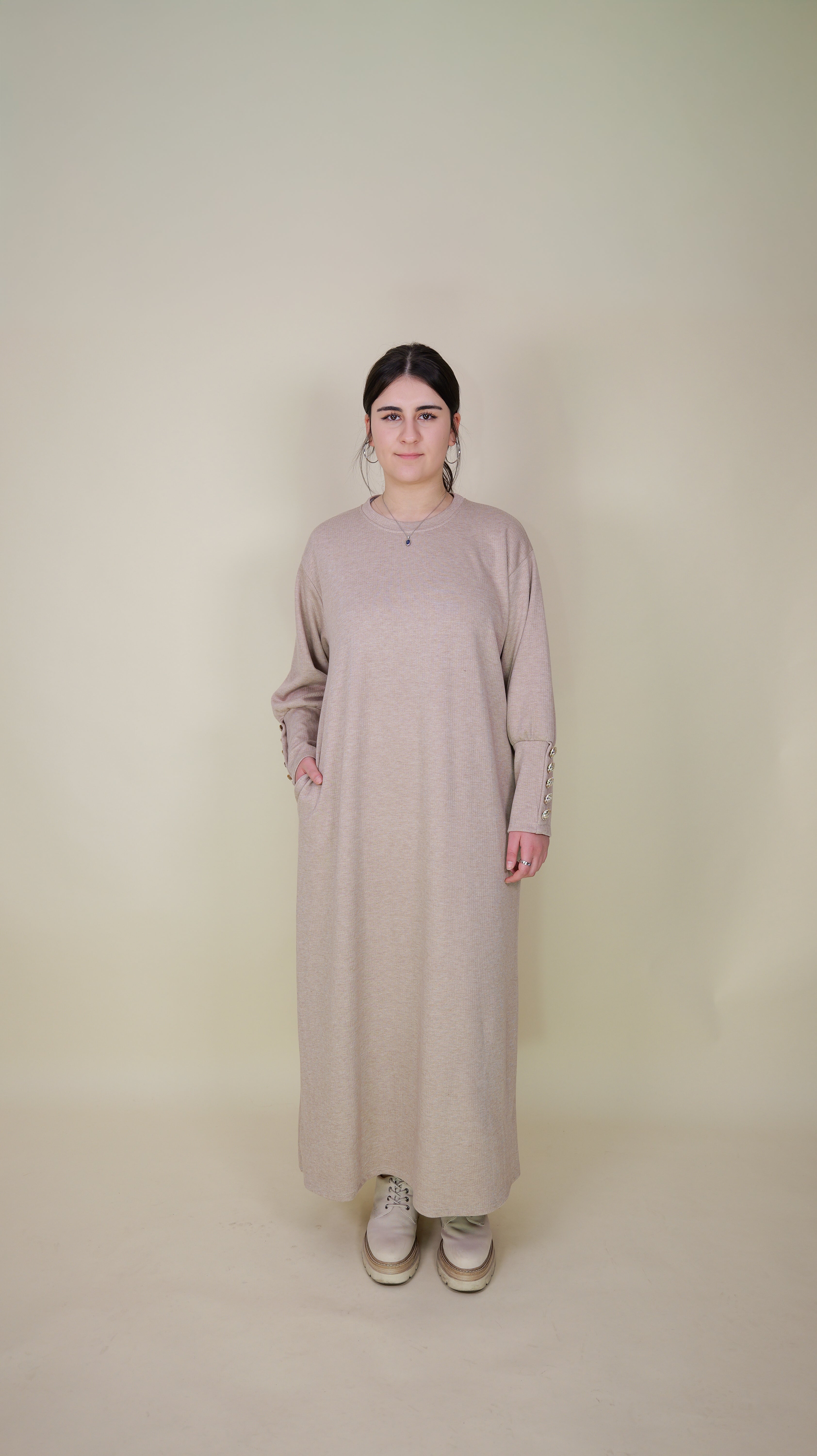 Kleid mit Goldknöpfen