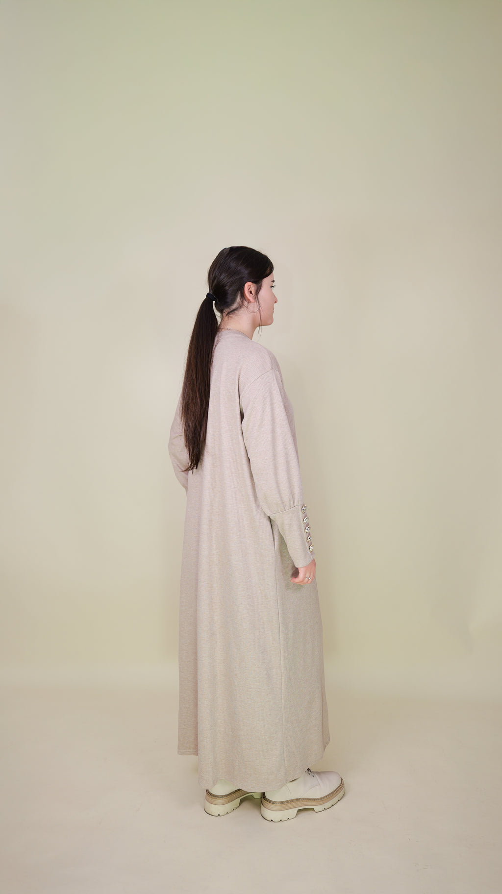 Kleid mit Goldknöpfen