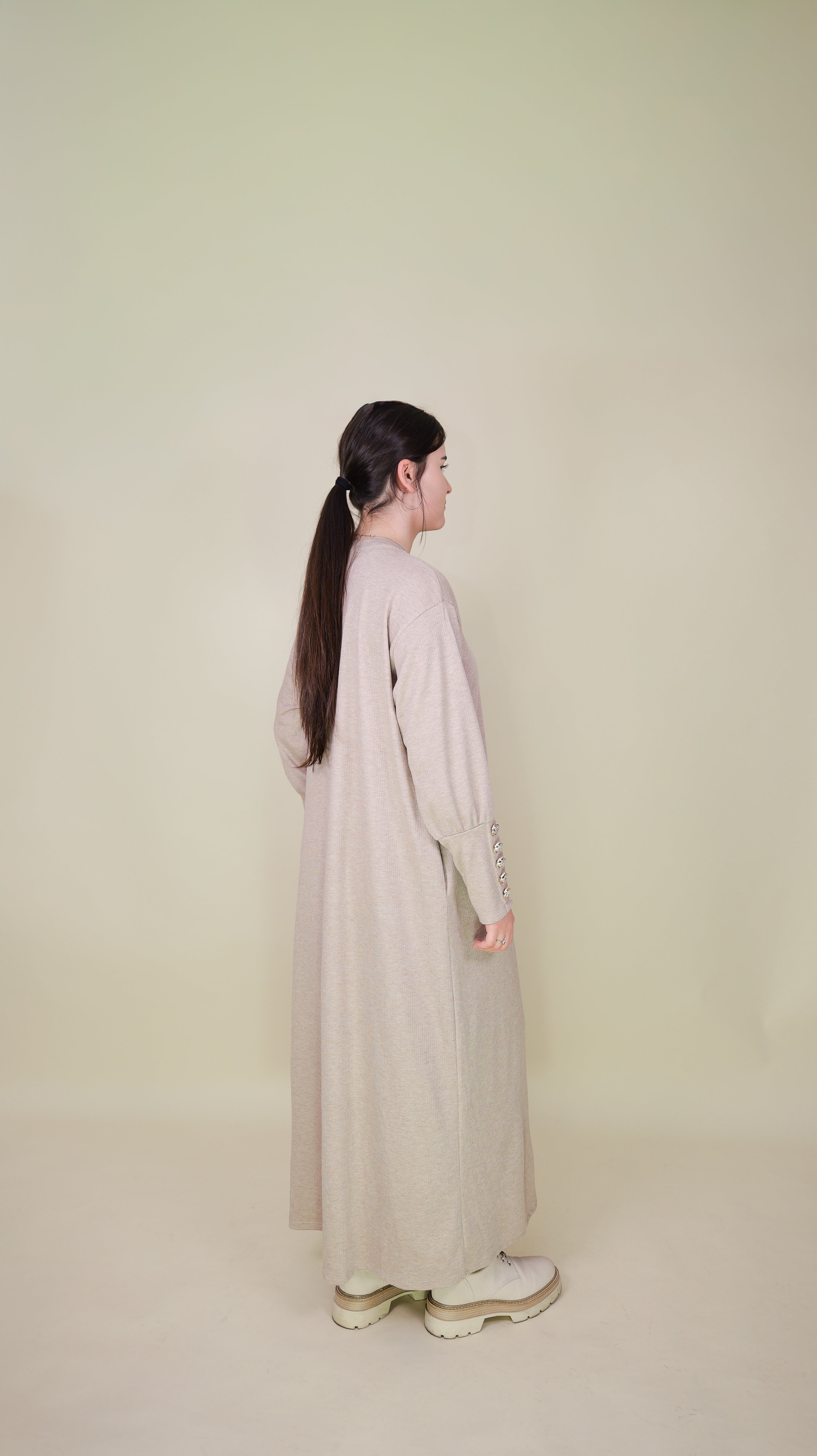 Kleid mit Goldknöpfen