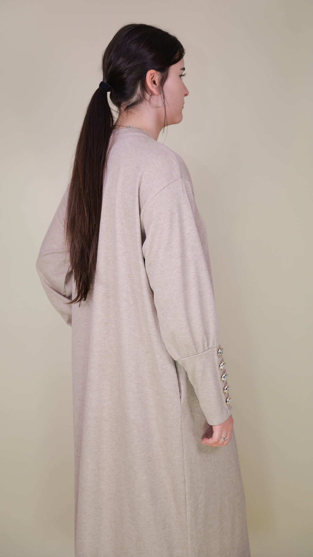 Kleid mit Goldknöpfen