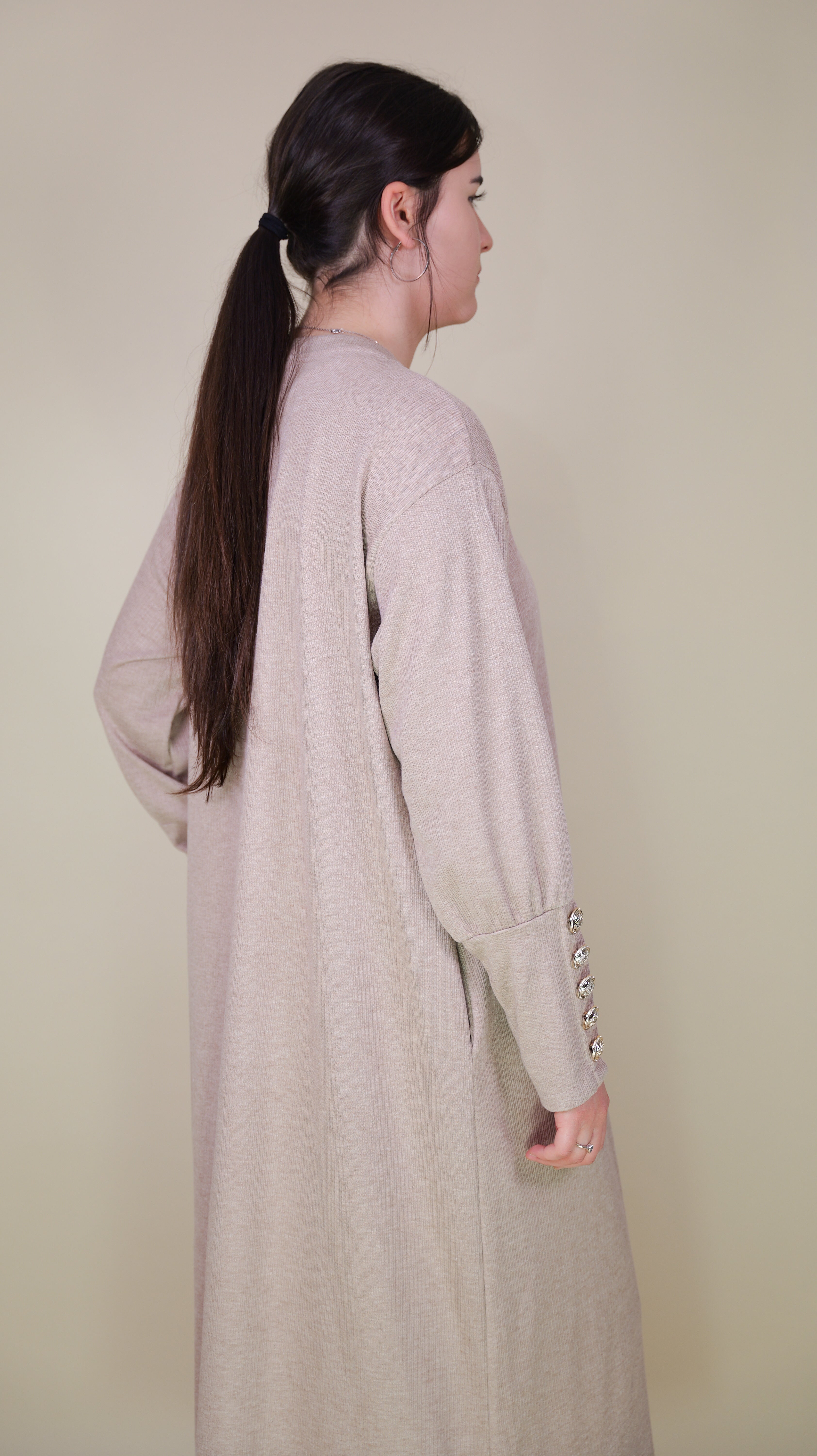 Kleid mit Goldknöpfen