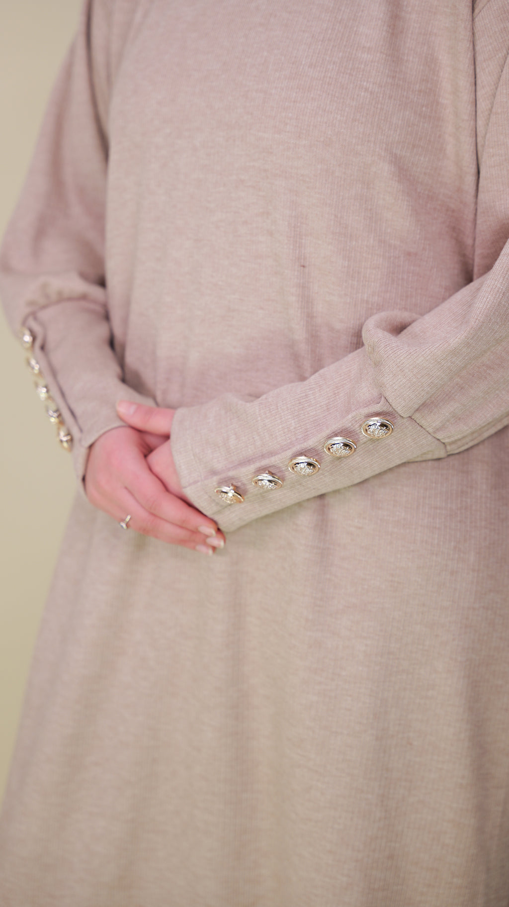 Kleid mit Goldknöpfen