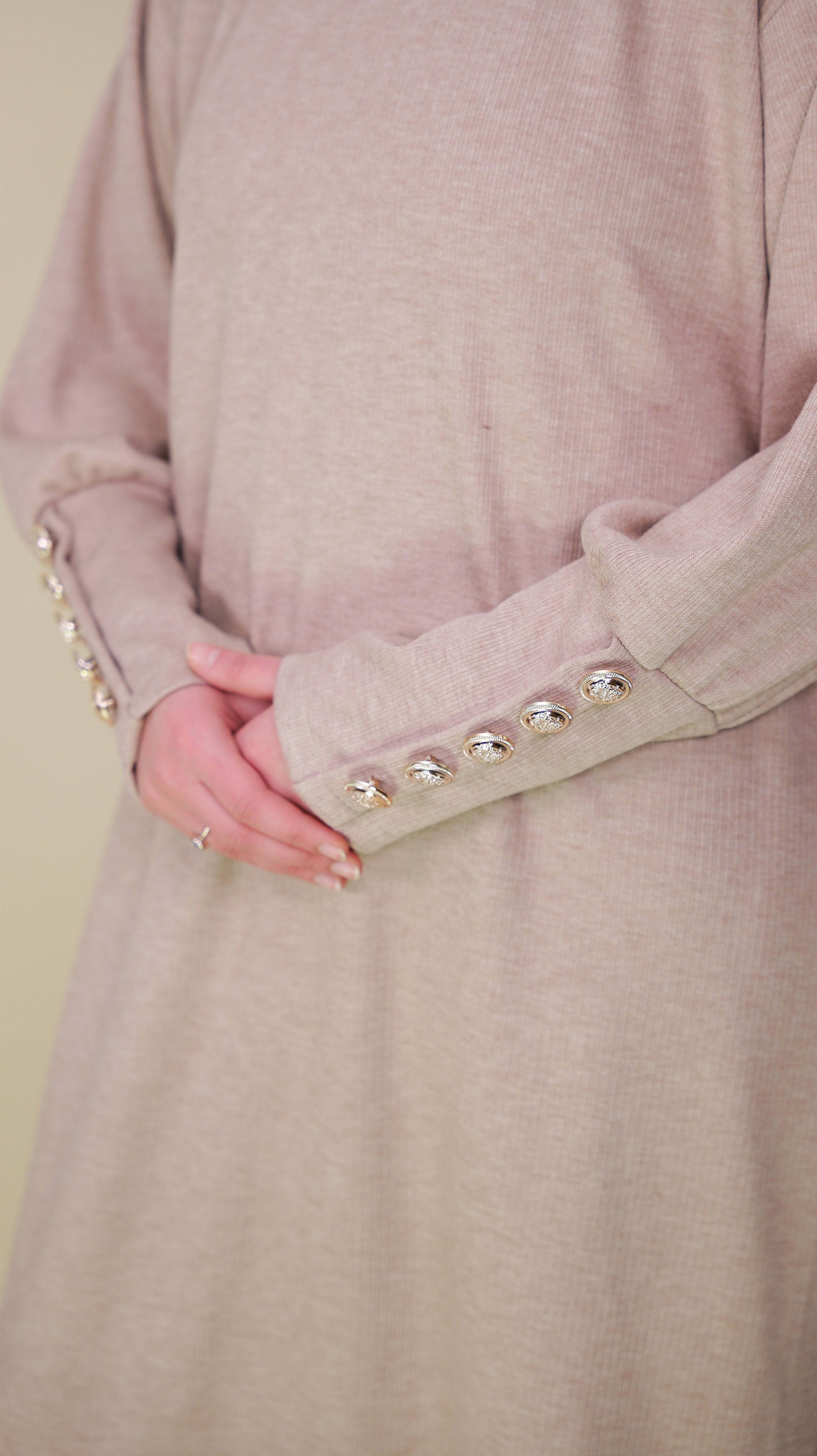 Kleid mit Goldknöpfen