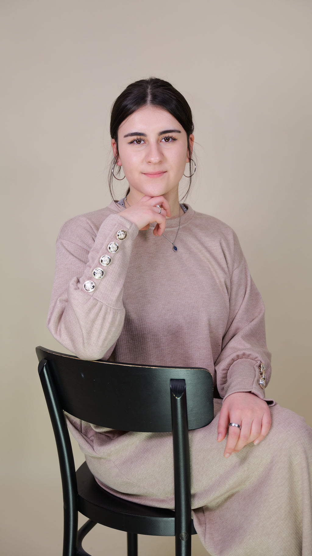 Kleid mit Goldknöpfen