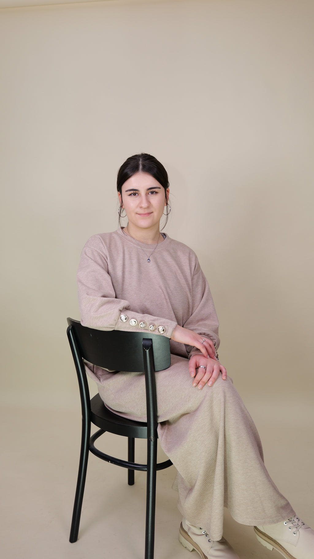 Kleid mit Goldknöpfen