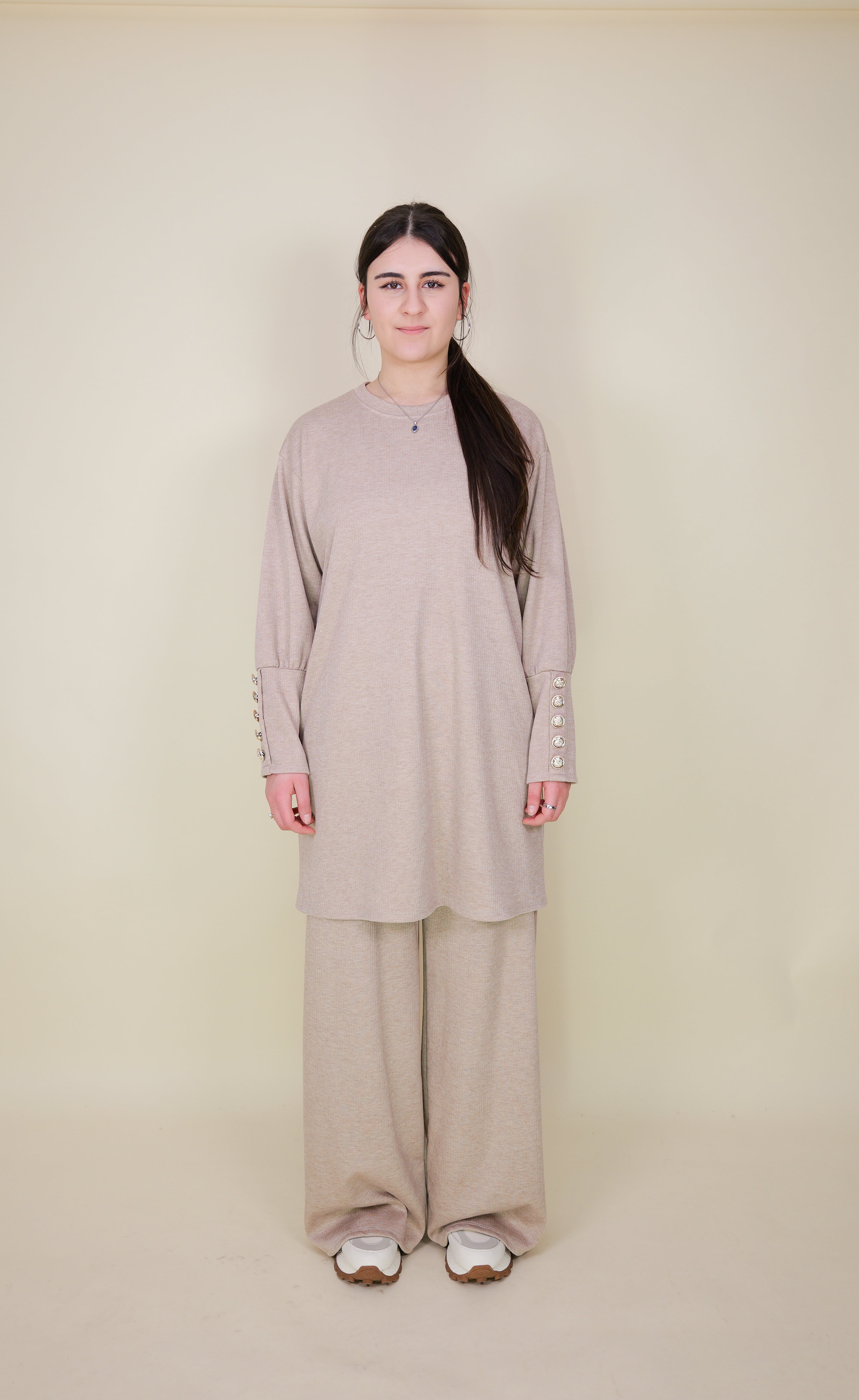 Zweiteiler mit Goldknöpfen