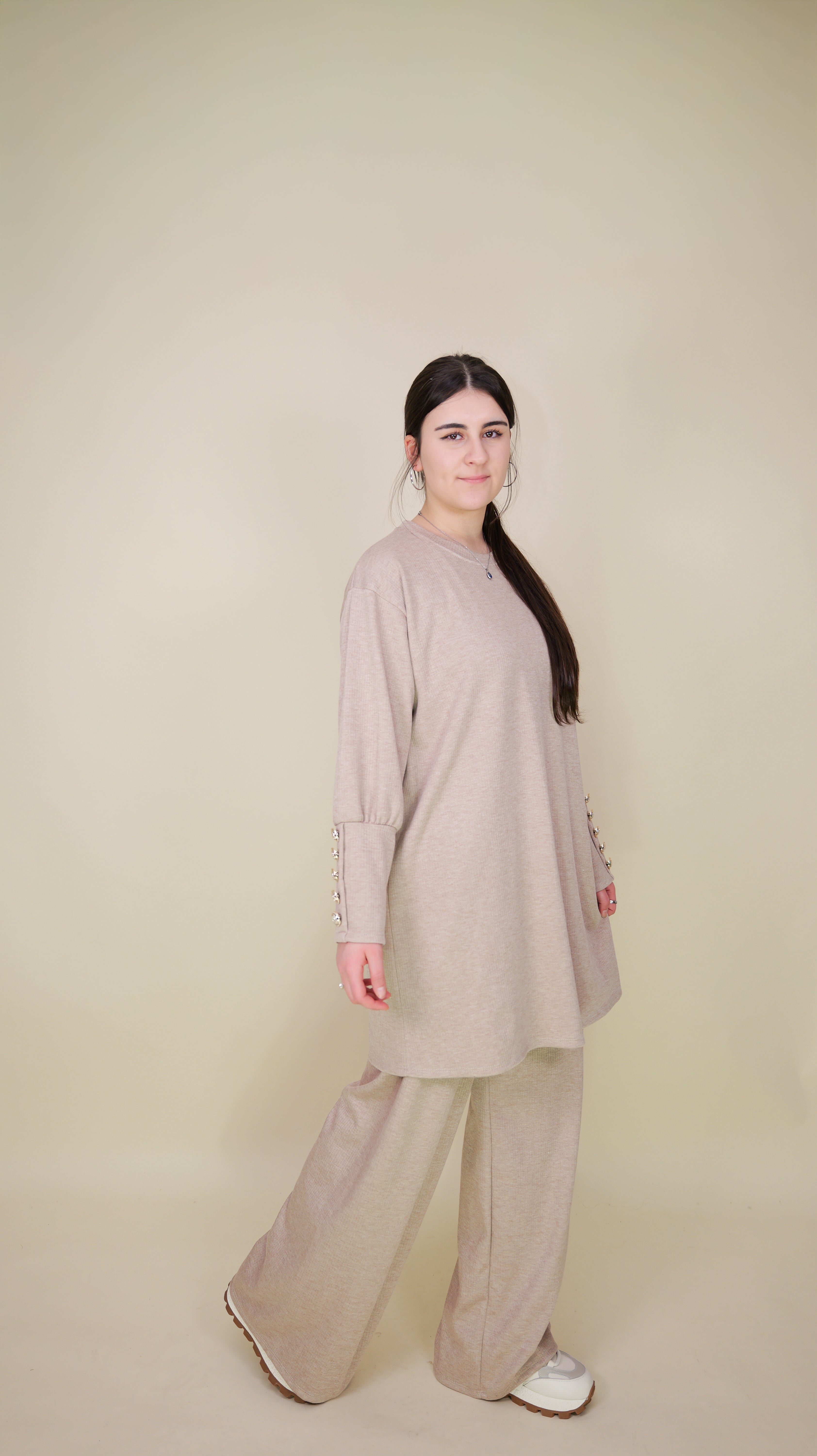 Zweiteiler mit Goldknöpfen