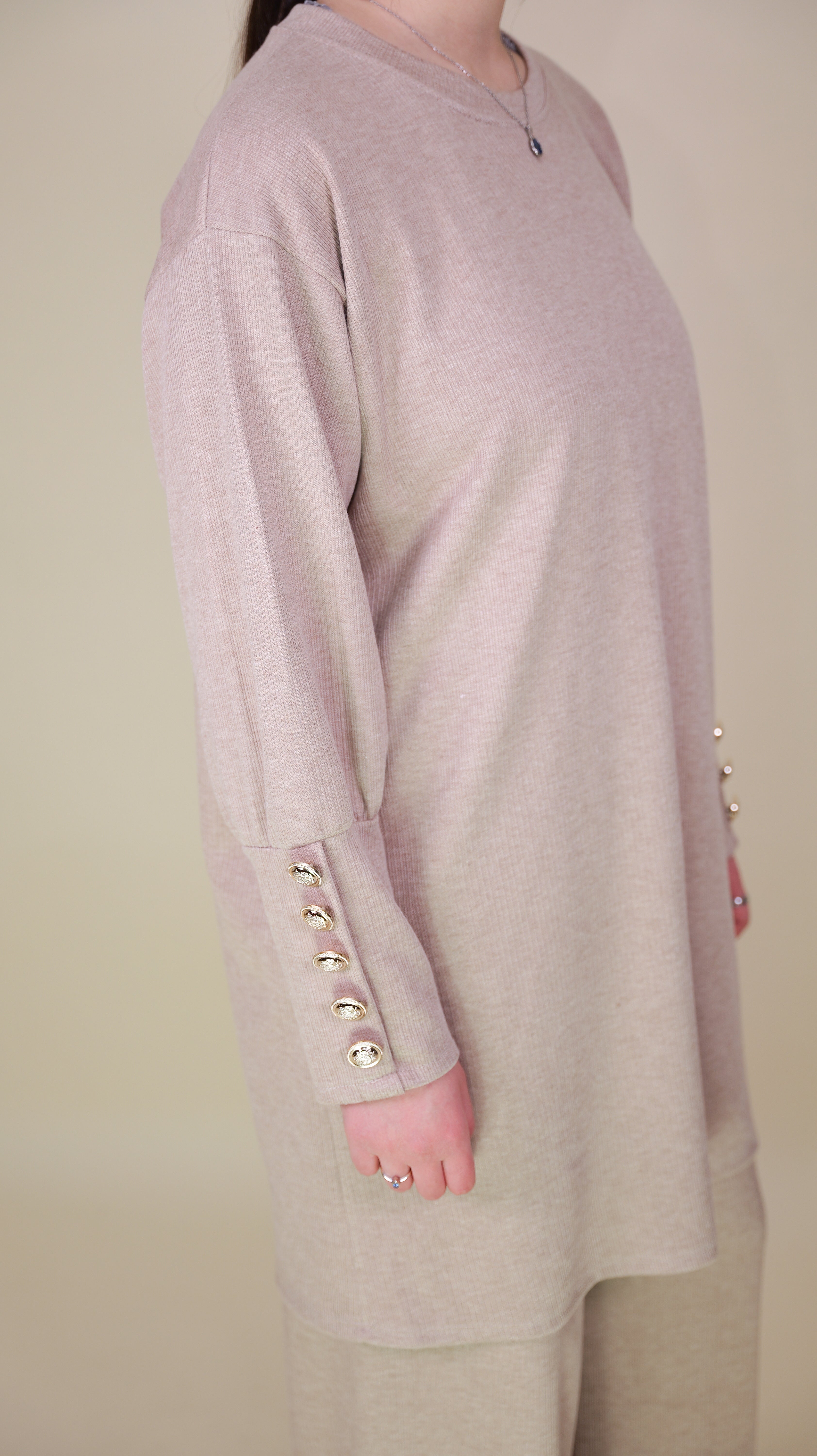 Zweiteiler mit Goldknöpfen