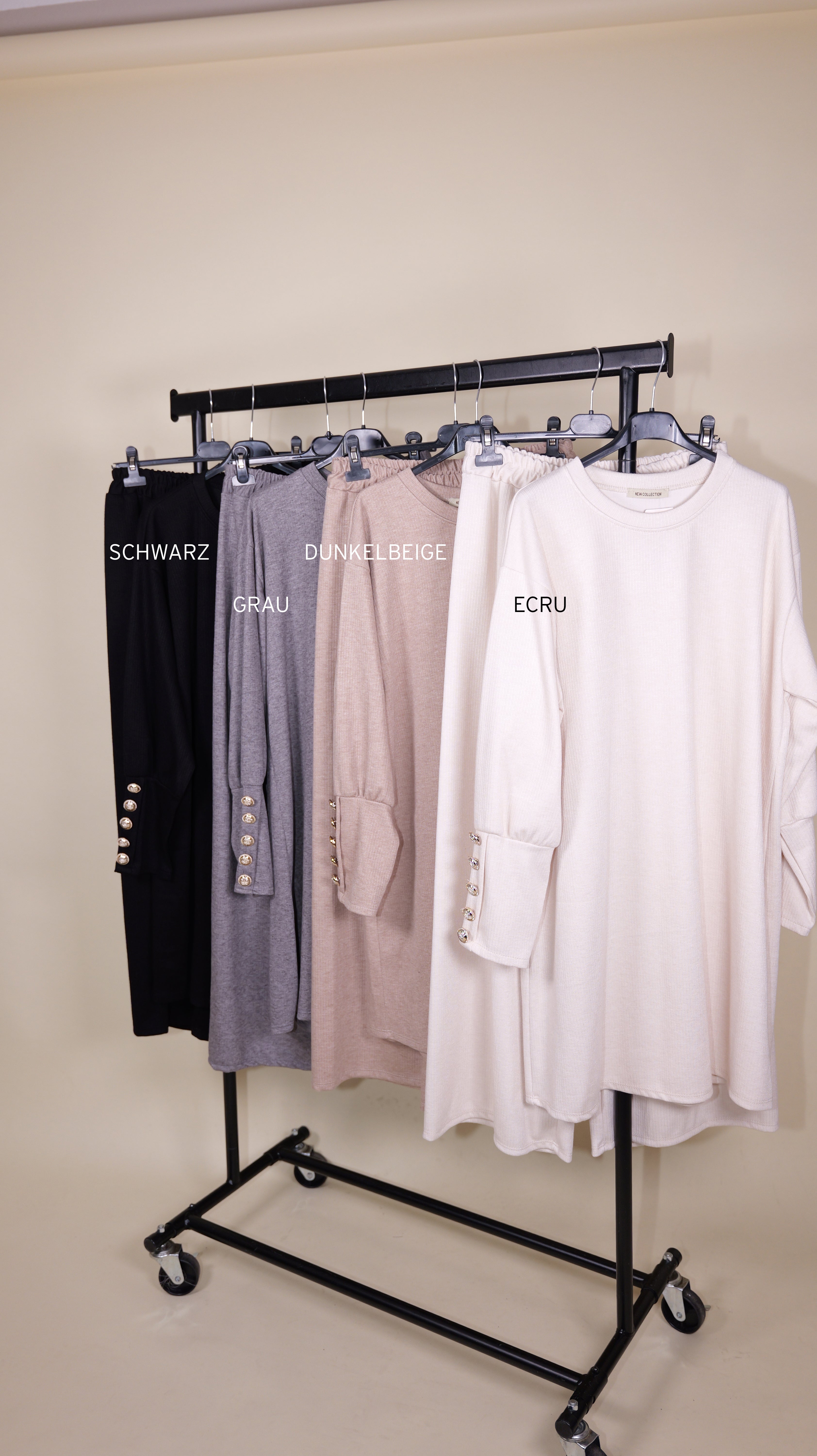 Zweiteiler mit Goldknöpfen